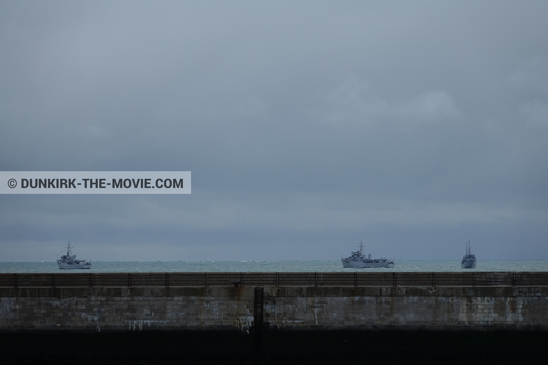 Photo avec bateau, ciel gris, jetée EST, équipe technique,  des dessous du Film Dunkerque de Nolan