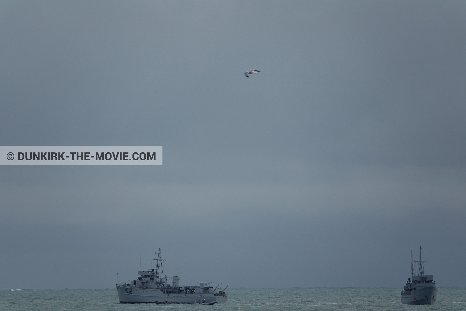 Photo avec bateau, ciel gris,  des dessous du Film Dunkerque de Nolan