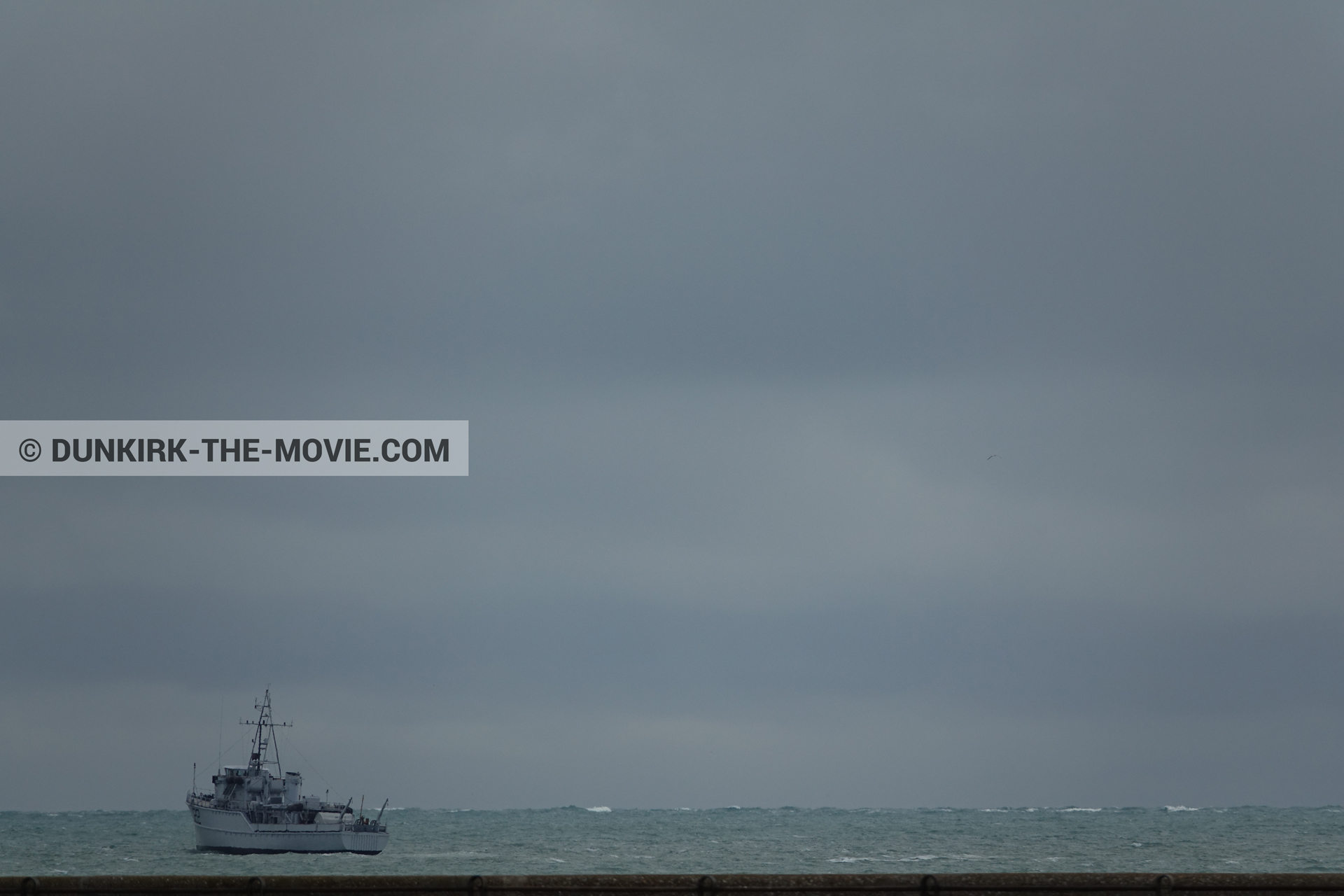 Photo avec bateau, ciel gris,  des dessous du Film Dunkerque de Nolan