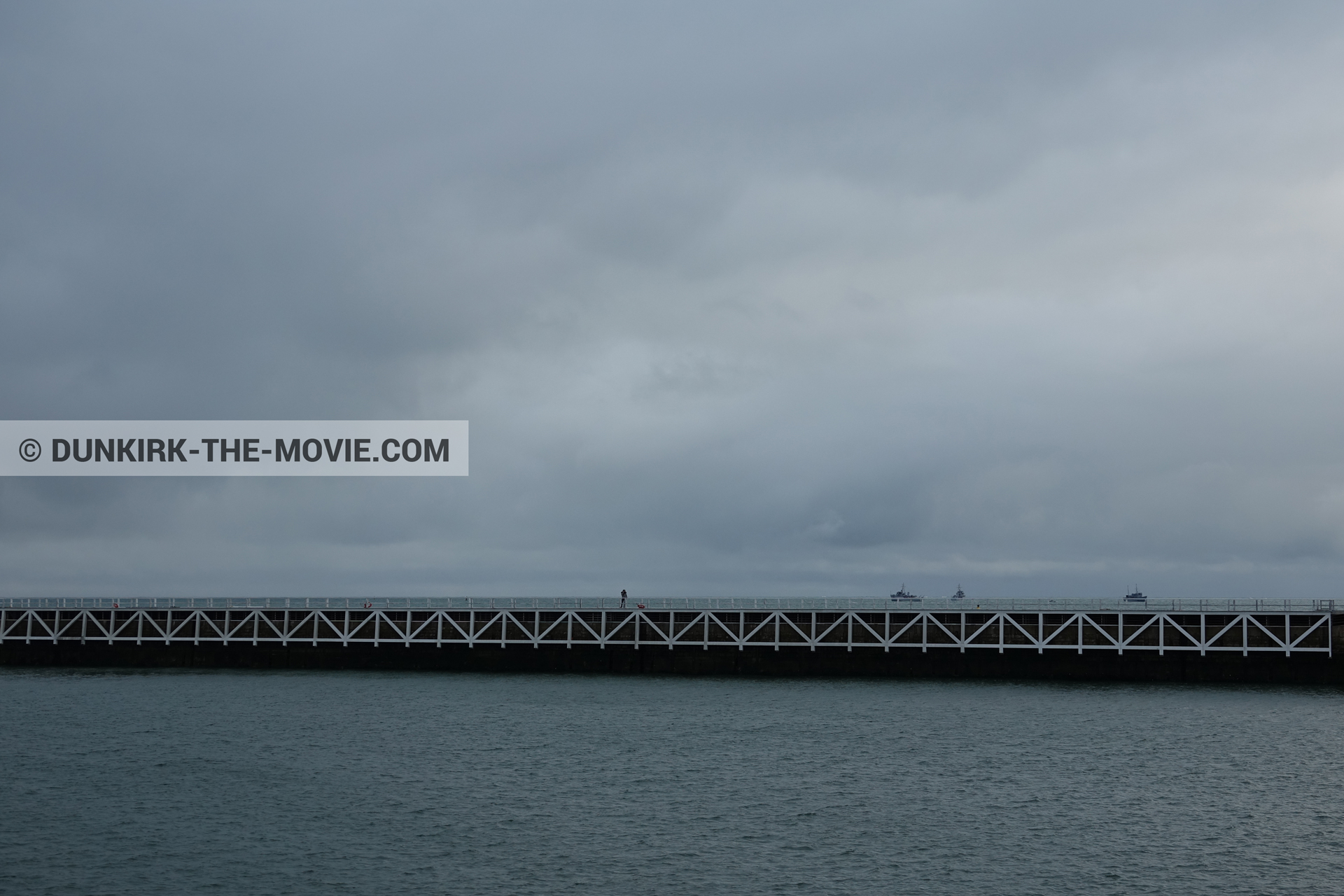 Photo avec ciel gris, jetée EST,  des dessous du Film Dunkerque de Nolan