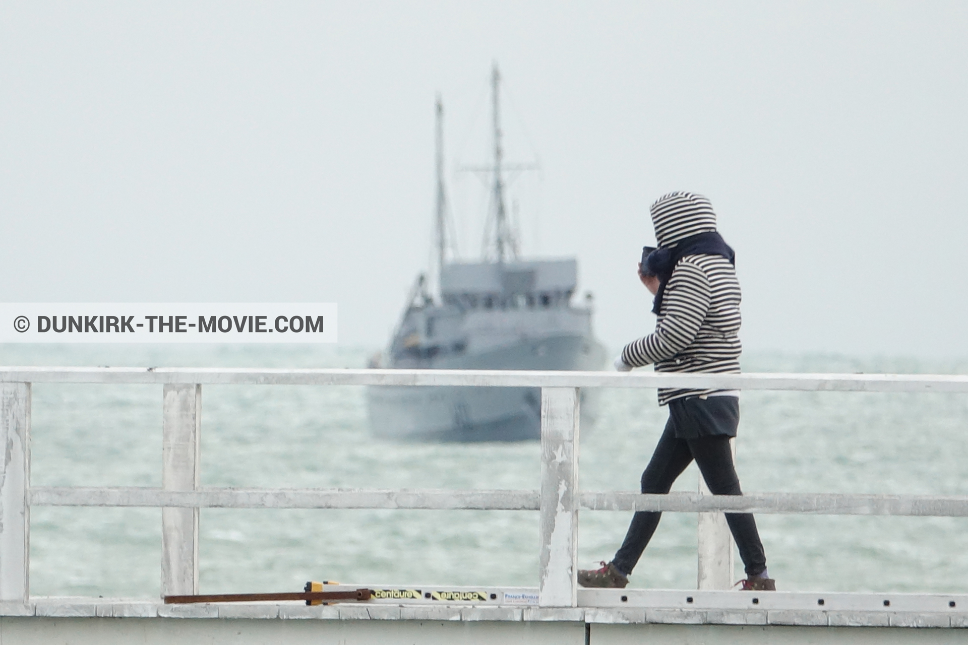 Fotos con barco, cielo gris, muelle del ESTE,  durante el rodaje de la película Dunkerque de Nolan
