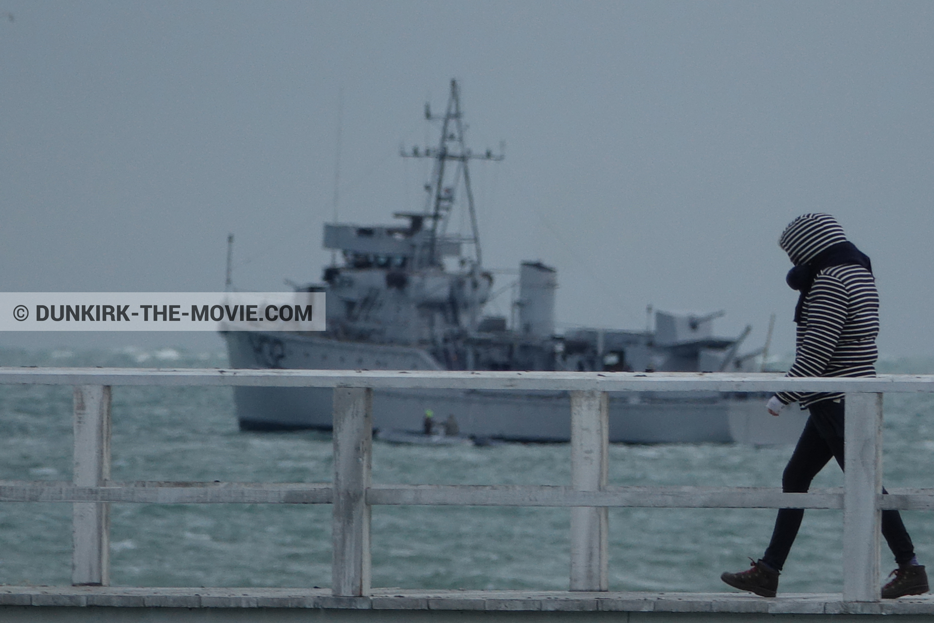 Fotos con barco, cielo gris, muelle del ESTE,  durante el rodaje de la película Dunkerque de Nolan