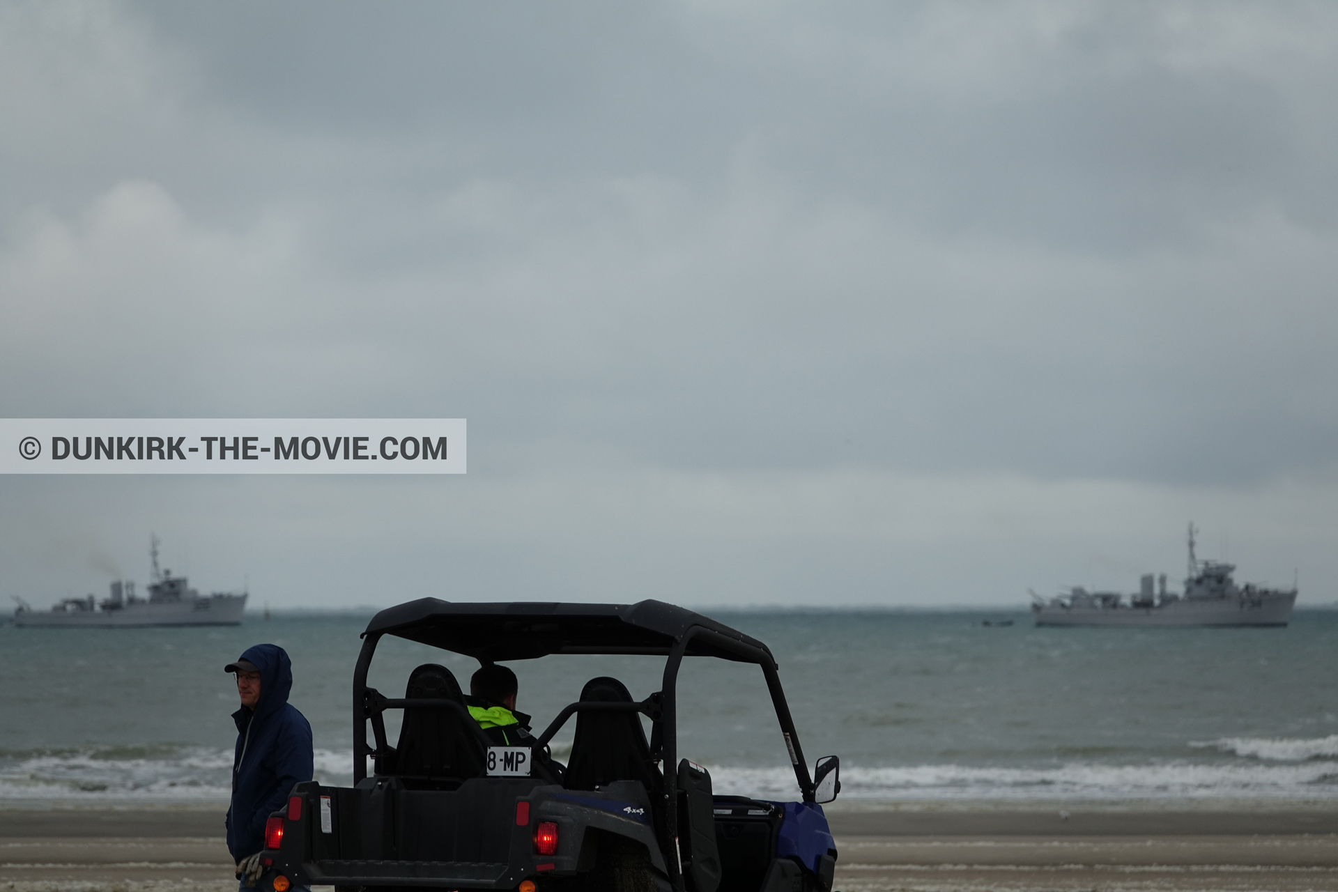 Fotos con barco, cielo nublado, playa, equipo técnica,  durante el rodaje de la película Dunkerque de Nolan