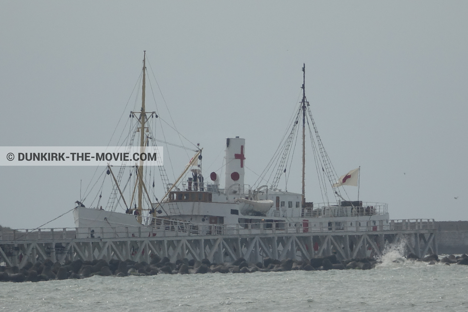 Fotos con barco, cielo gris, muelle del ESTE, mares agitados, M/S Rogaland,  durante el rodaje de la película Dunkerque de Nolan