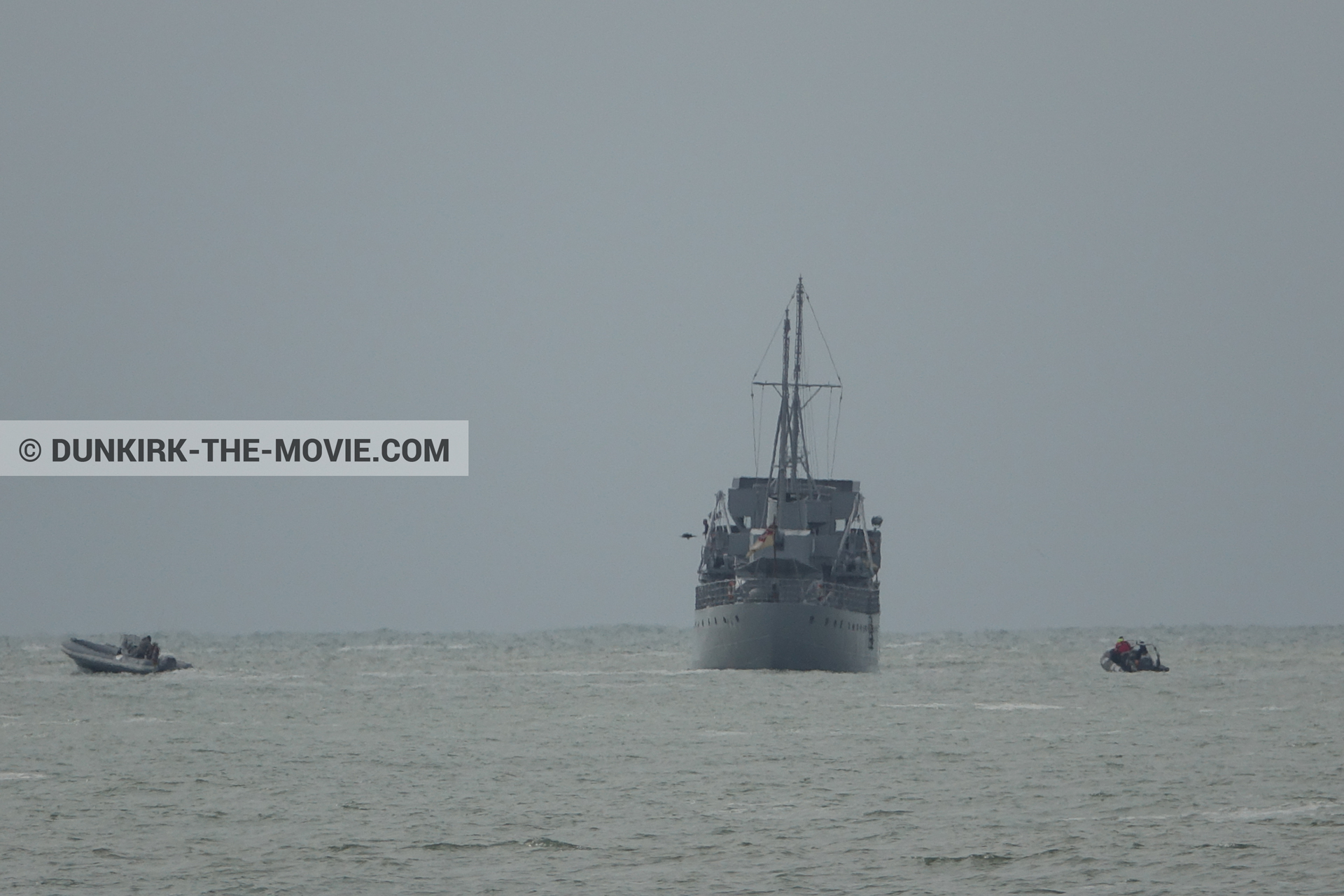Fotos con barco, cielo gris, mares agitados,  durante el rodaje de la película Dunkerque de Nolan