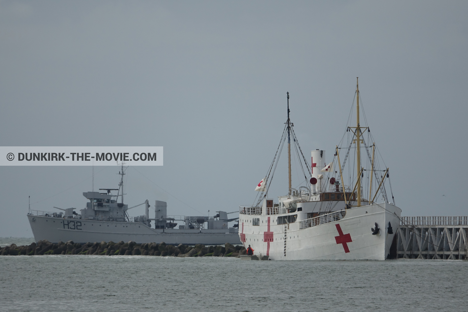 Photo avec bateau, ciel gris, H32 - Hr.Ms. Sittard, jetée EST, mer calme, M/S Rogaland,  des dessous du Film Dunkerque de Nolan