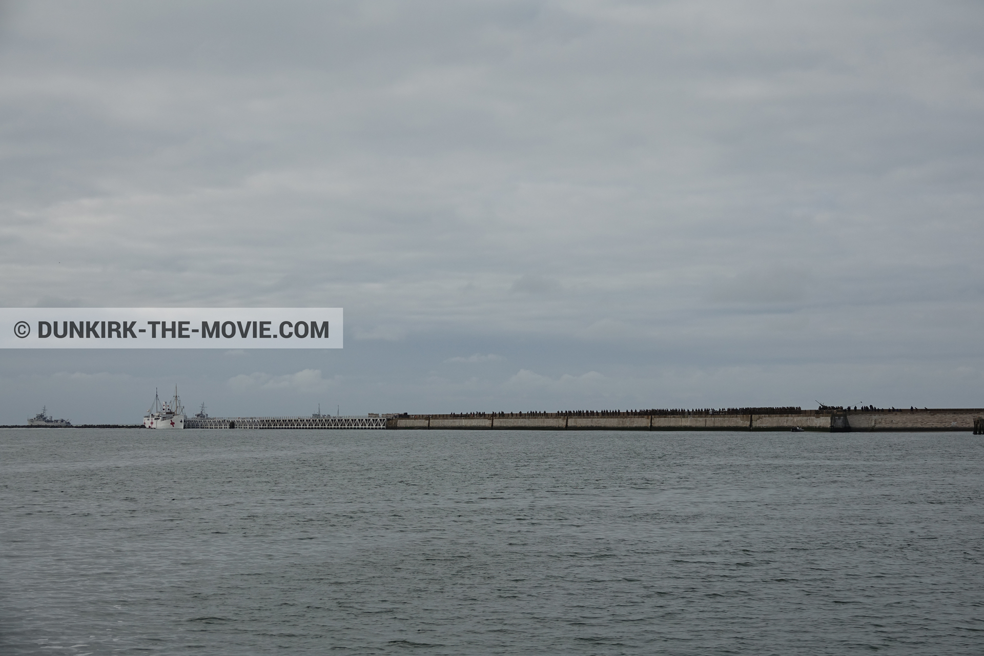Fotos con muelle del ESTE, mares calma,  durante el rodaje de la película Dunkerque de Nolan
