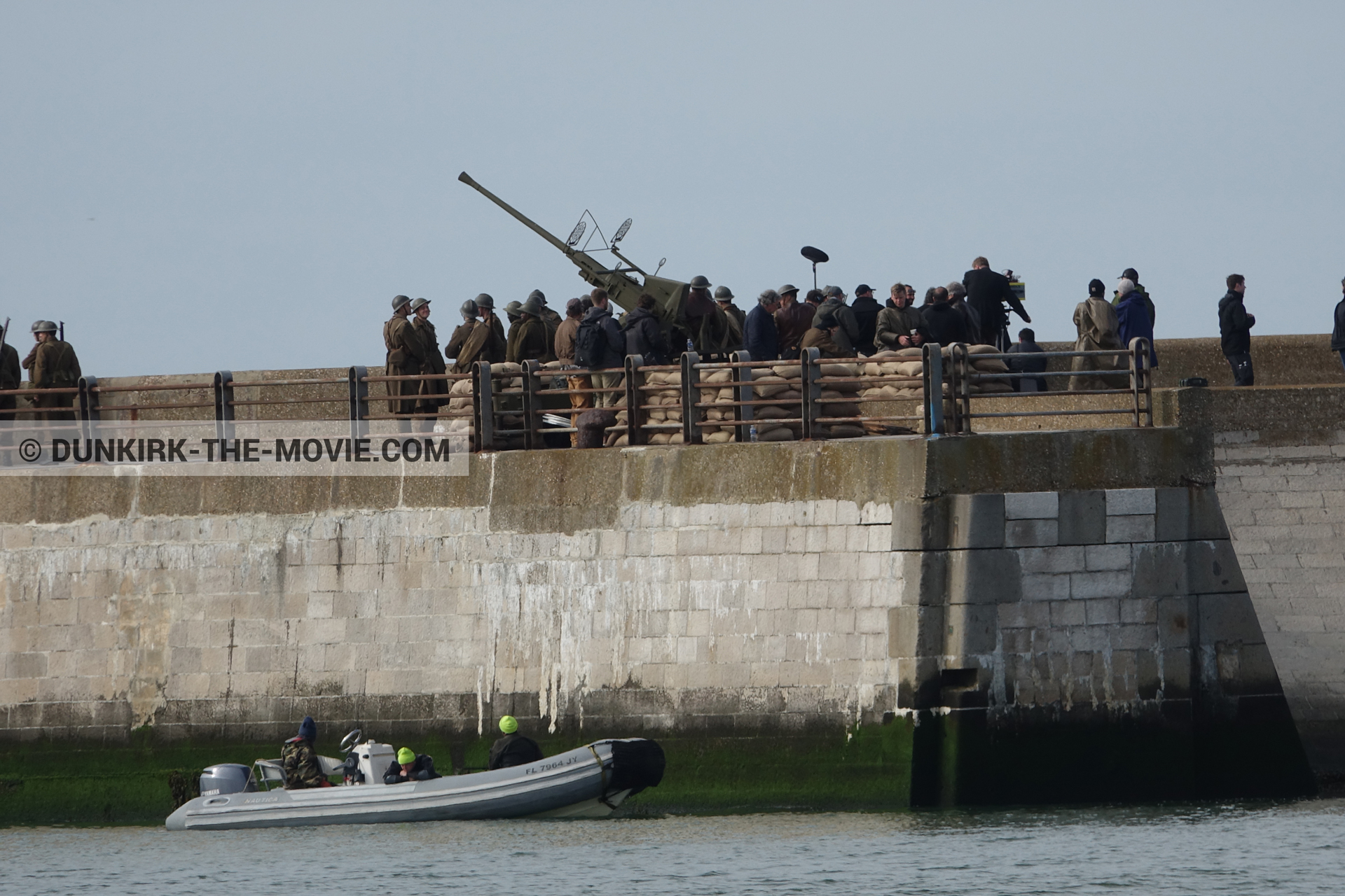 Fotos con cañón, extras, muelle del ESTE, zodiaco,  durante el rodaje de la película Dunkerque de Nolan