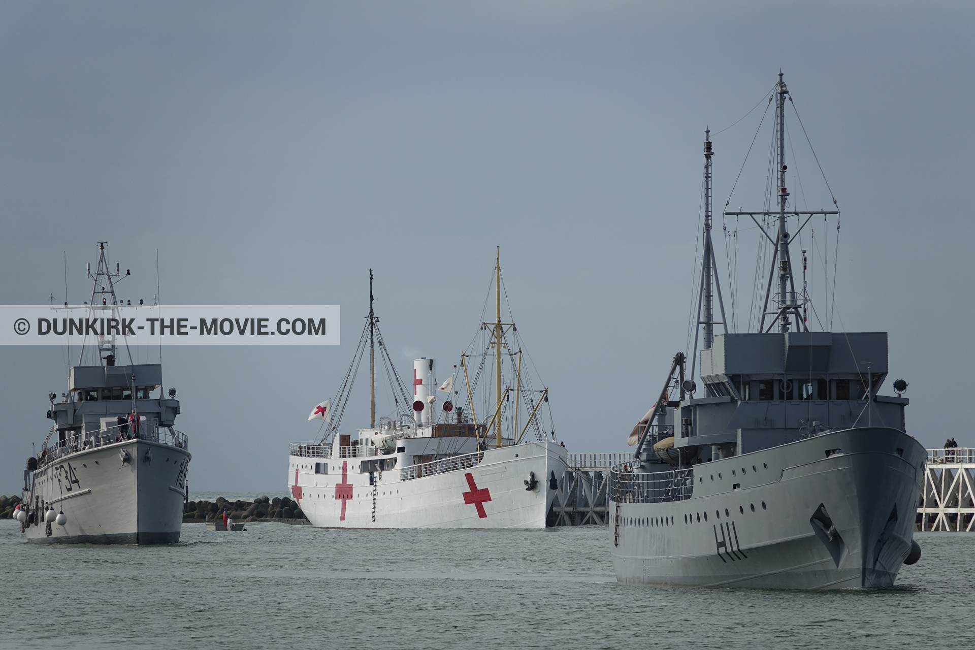 Photo avec ciel gris, F34 - Hr.Ms. Sittard, H11 - MLV Castor, jetée EST, mer calme, M/S Rogaland,  des dessous du Film Dunkerque de Nolan