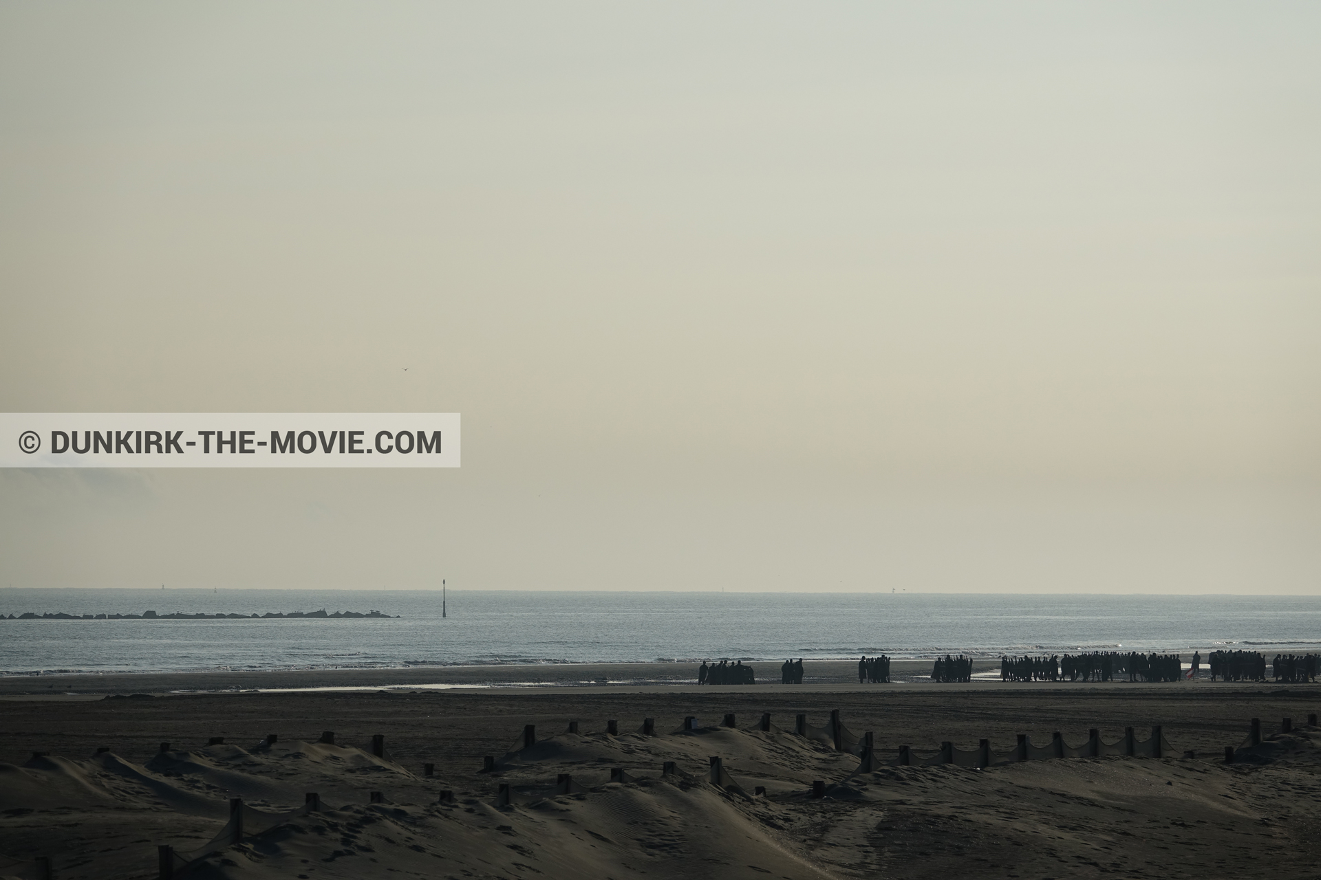 Photo avec ciel orangé, figurants, plage,  des dessous du Film Dunkerque de Nolan
