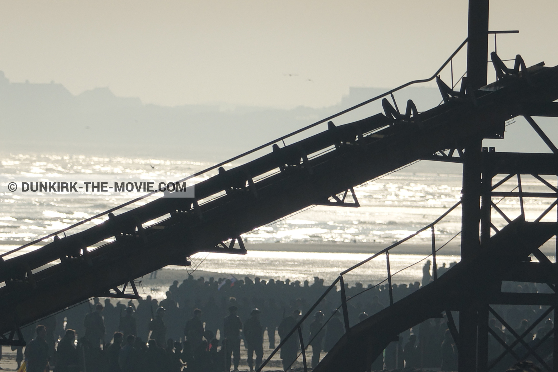 Photo avec ciel gris, décor, figurants, plage,  des dessous du Film Dunkerque de Nolan