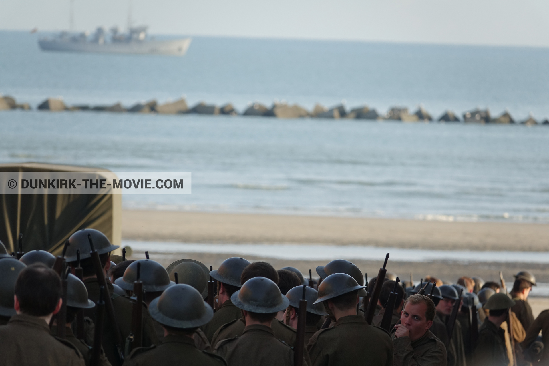 Fotos con barco, camion, extras, playa,  durante el rodaje de la película Dunkerque de Nolan
