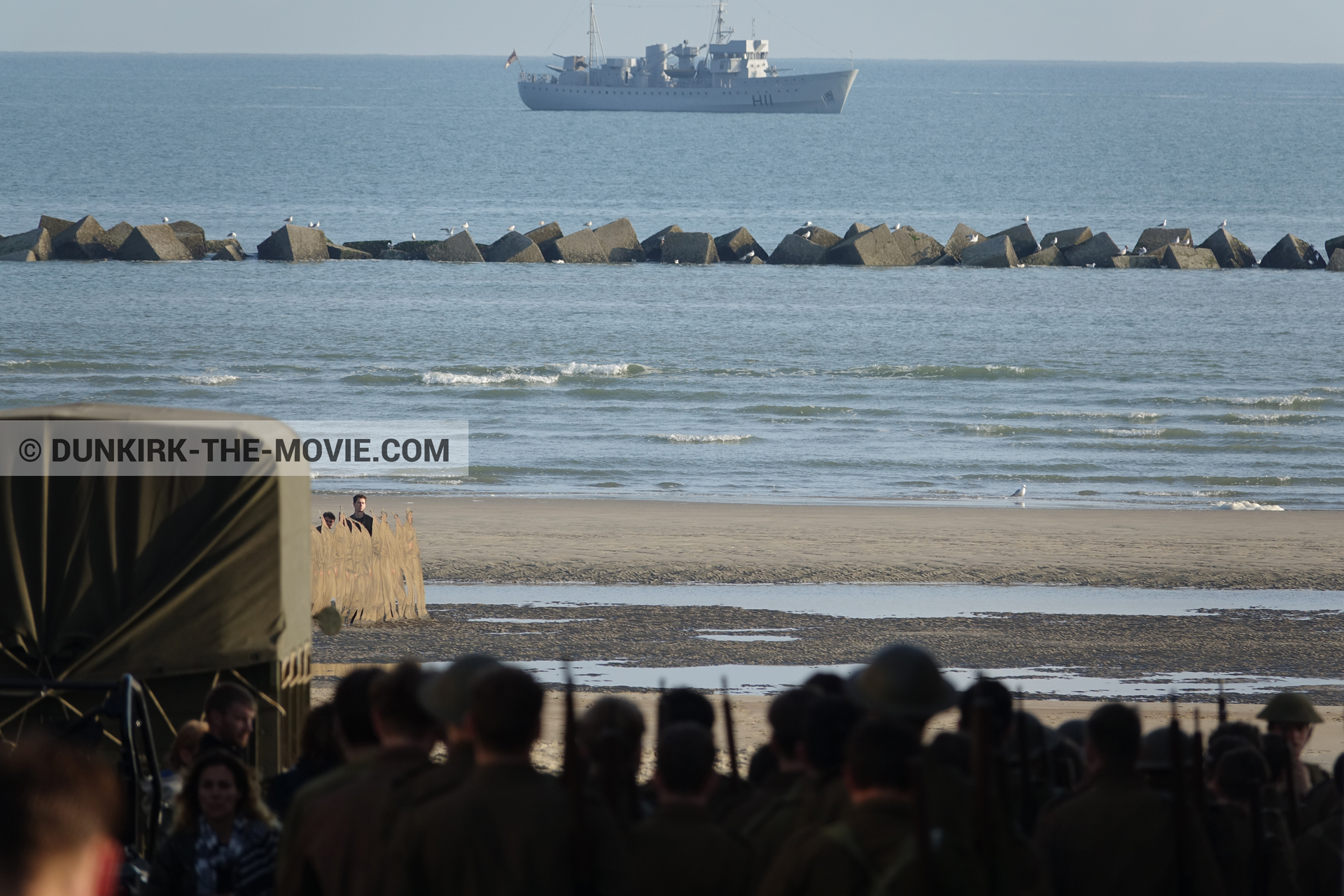 Fotos con barco, camion, extras, H11 - MLV Castor, playa,  durante el rodaje de la película Dunkerque de Nolan