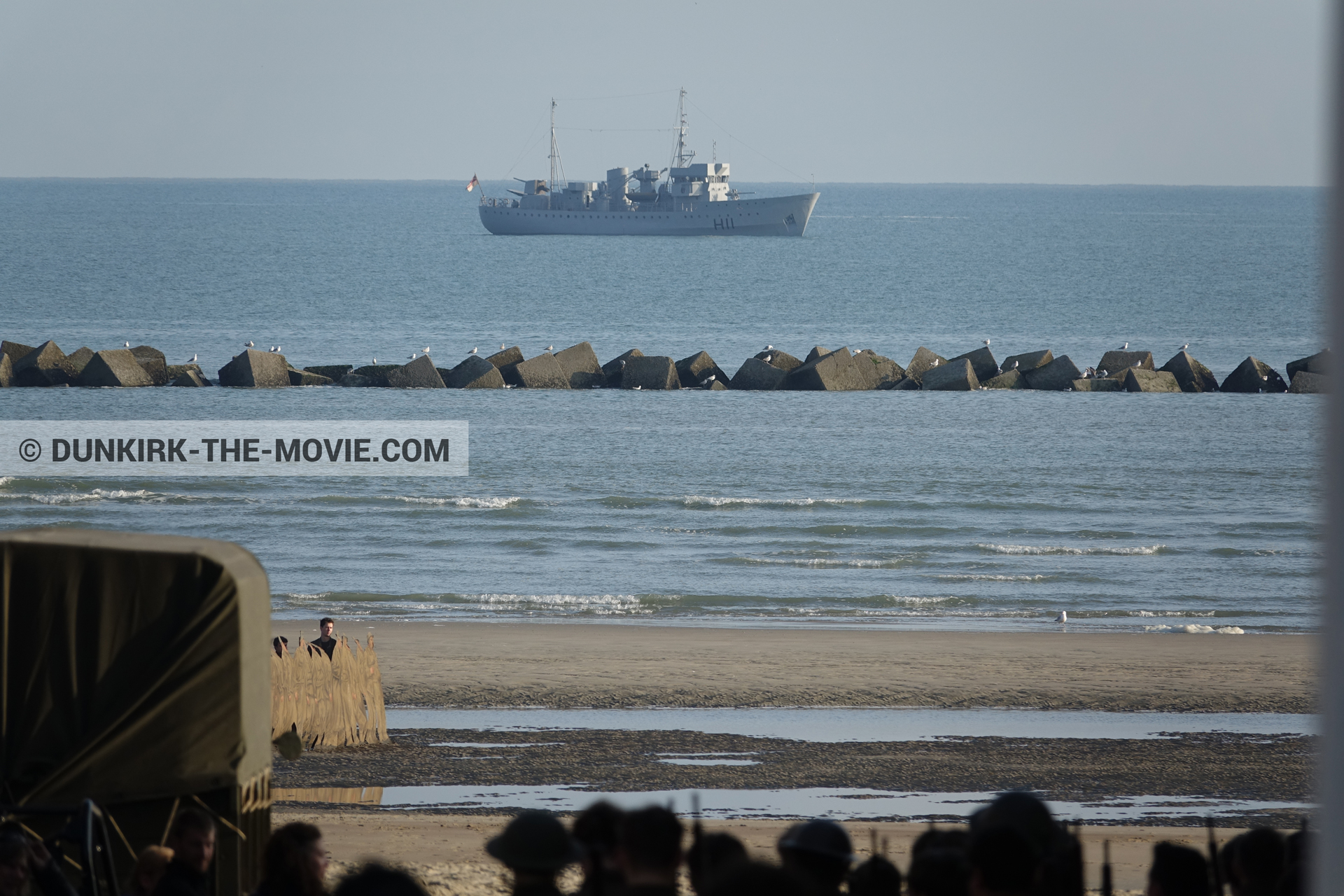 Photo avec bateau, camion, figurants, H11 - MLV Castor, plage,  des dessous du Film Dunkerque de Nolan