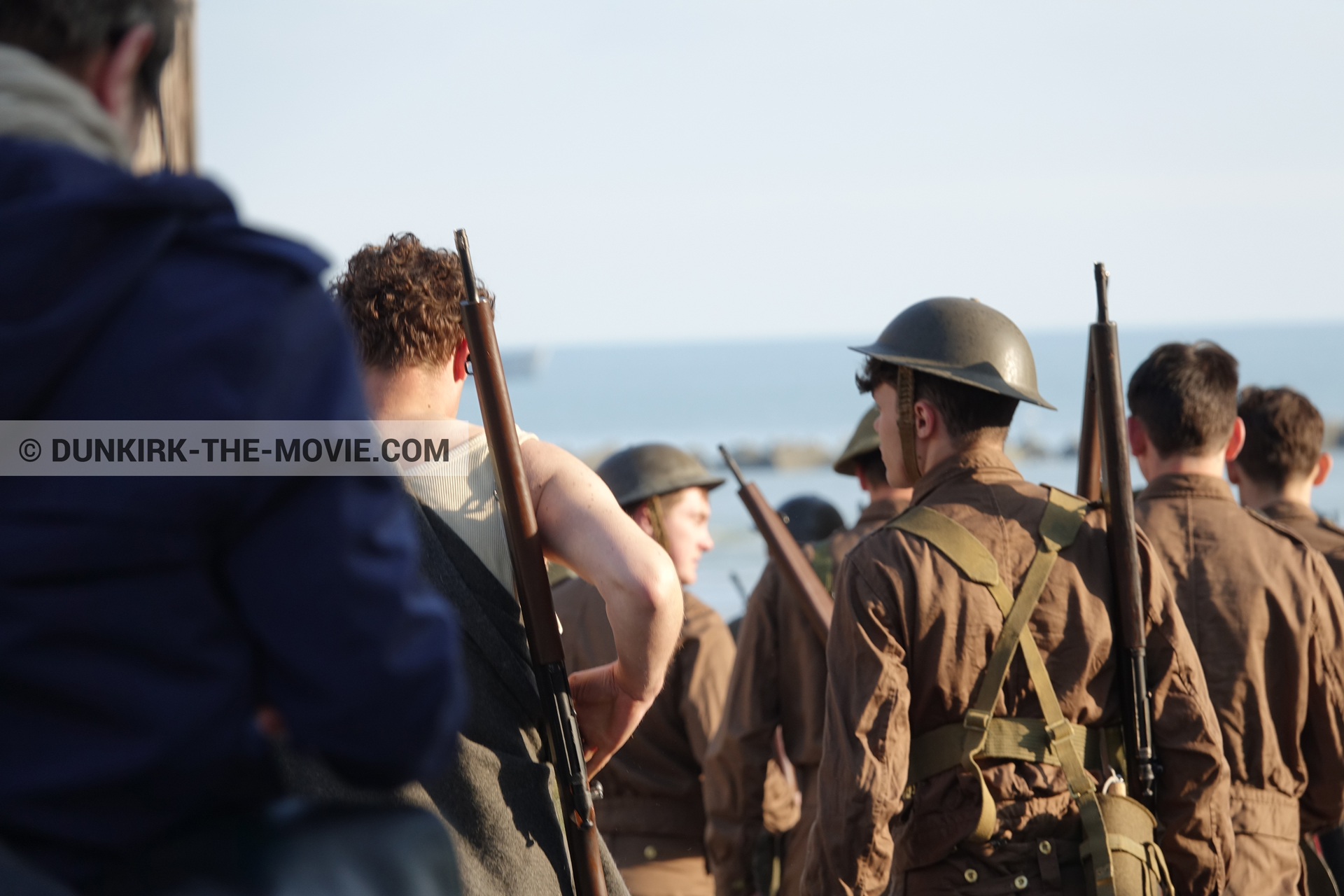 Fotos con extras,  durante el rodaje de la película Dunkerque de Nolan