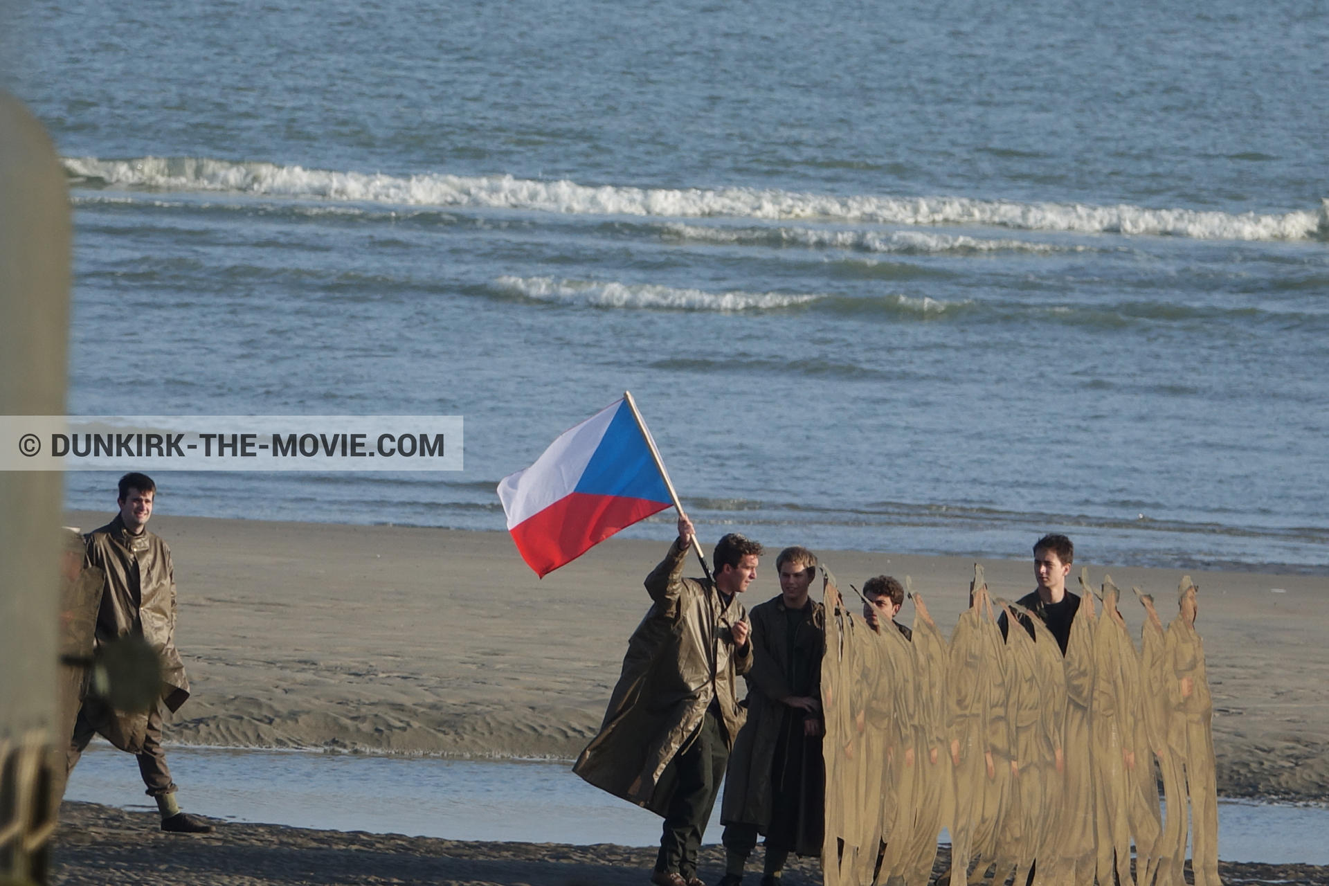 Photo avec figurants, plage,  des dessous du Film Dunkerque de Nolan