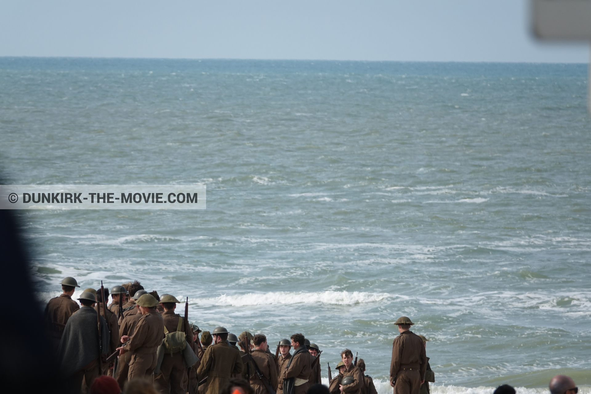Photo avec figurants, plage,  des dessous du Film Dunkerque de Nolan