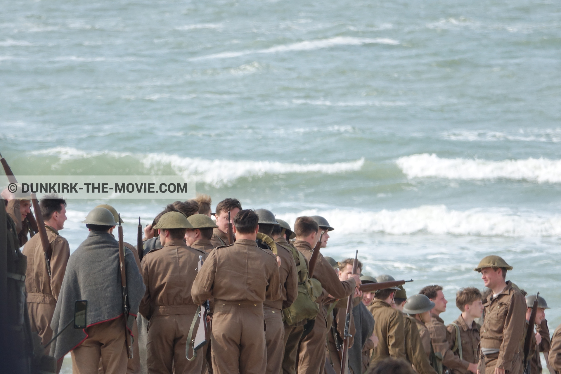 Fotos con extras, playa,  durante el rodaje de la película Dunkerque de Nolan