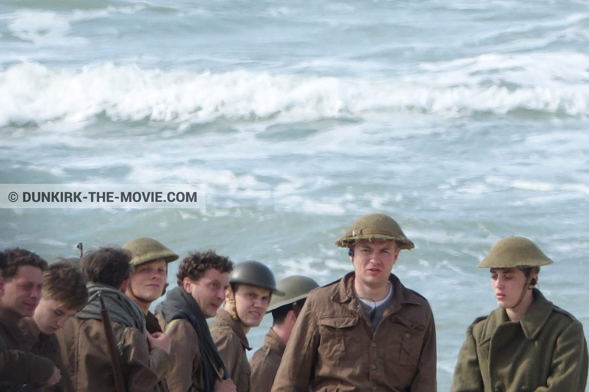 Fotos con extras, mares agitados,  durante el rodaje de la película Dunkerque de Nolan