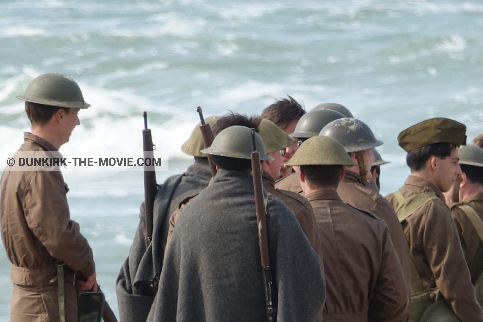 Fotos con extras, mares agitados,  durante el rodaje de la película Dunkerque de Nolan