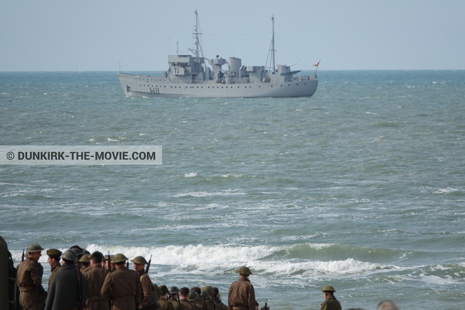 Fotos con barco, extras, mares agitados,  durante el rodaje de la película Dunkerque de Nolan
