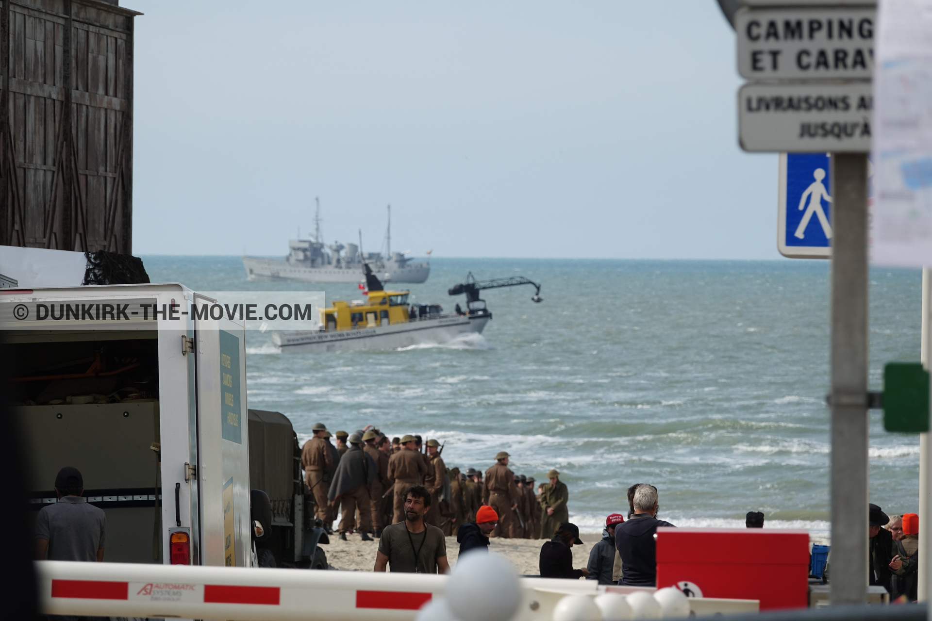 Fotos con barco, extras, Ocean Wind 4, playa,  durante el rodaje de la película Dunkerque de Nolan