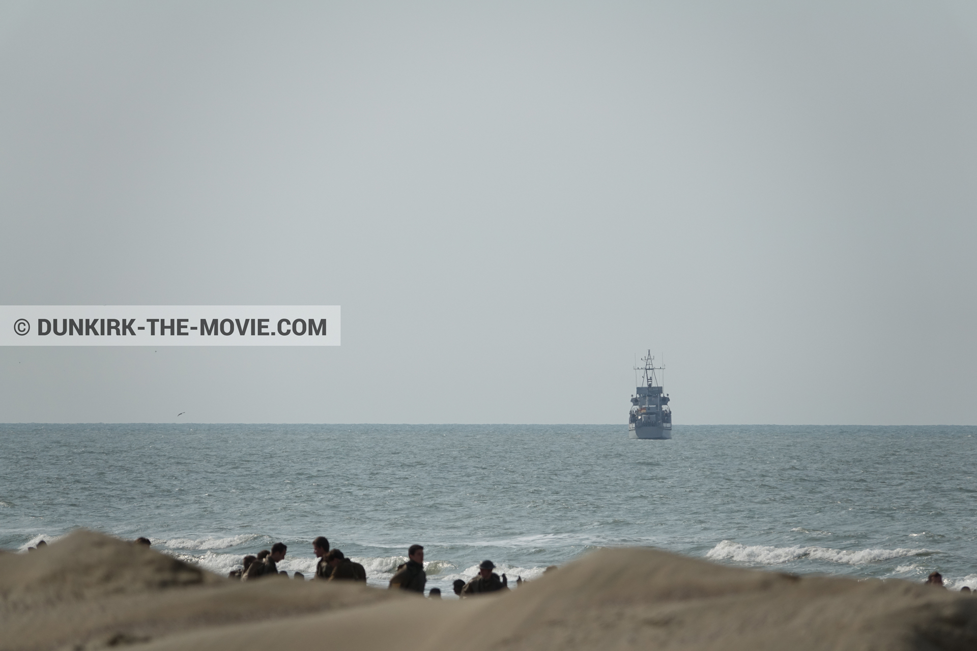 Photo avec bateau, figurants, mer agitée, plage,  des dessous du Film Dunkerque de Nolan