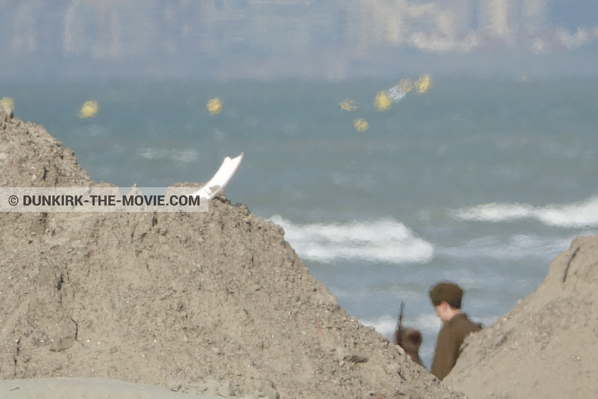 Fotos con extras, mares agitados, playa,  durante el rodaje de la película Dunkerque de Nolan
