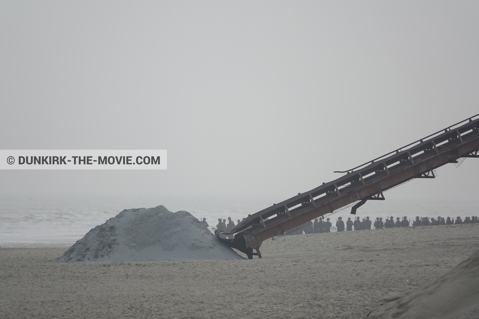 Fotos con cielo gris, decoración, extras, playa,  durante el rodaje de la película Dunkerque de Nolan