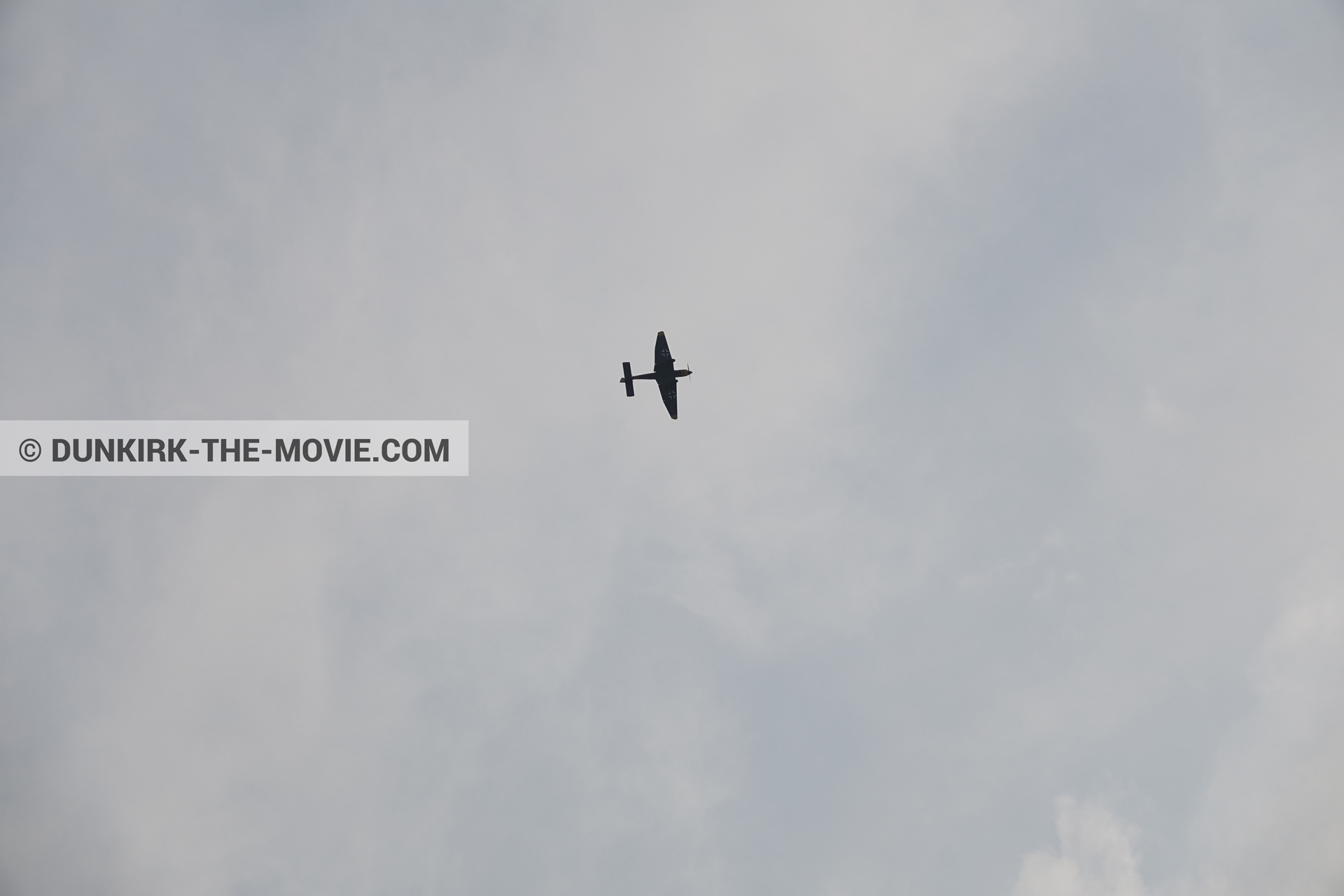 Photo avec avion, ciel gris,  des dessous du Film Dunkerque de Nolan