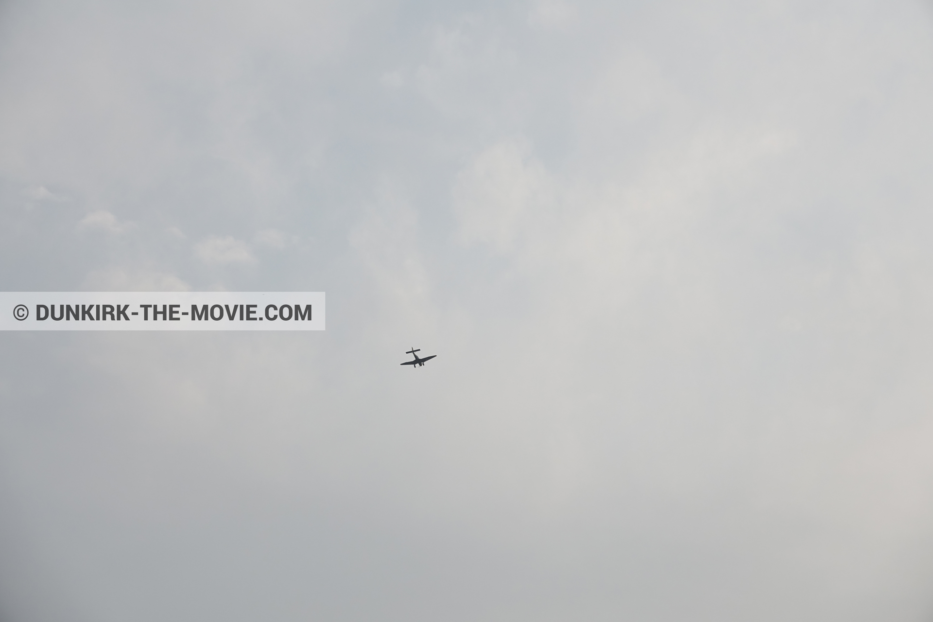 Photo avec avion, ciel gris,  des dessous du Film Dunkerque de Nolan