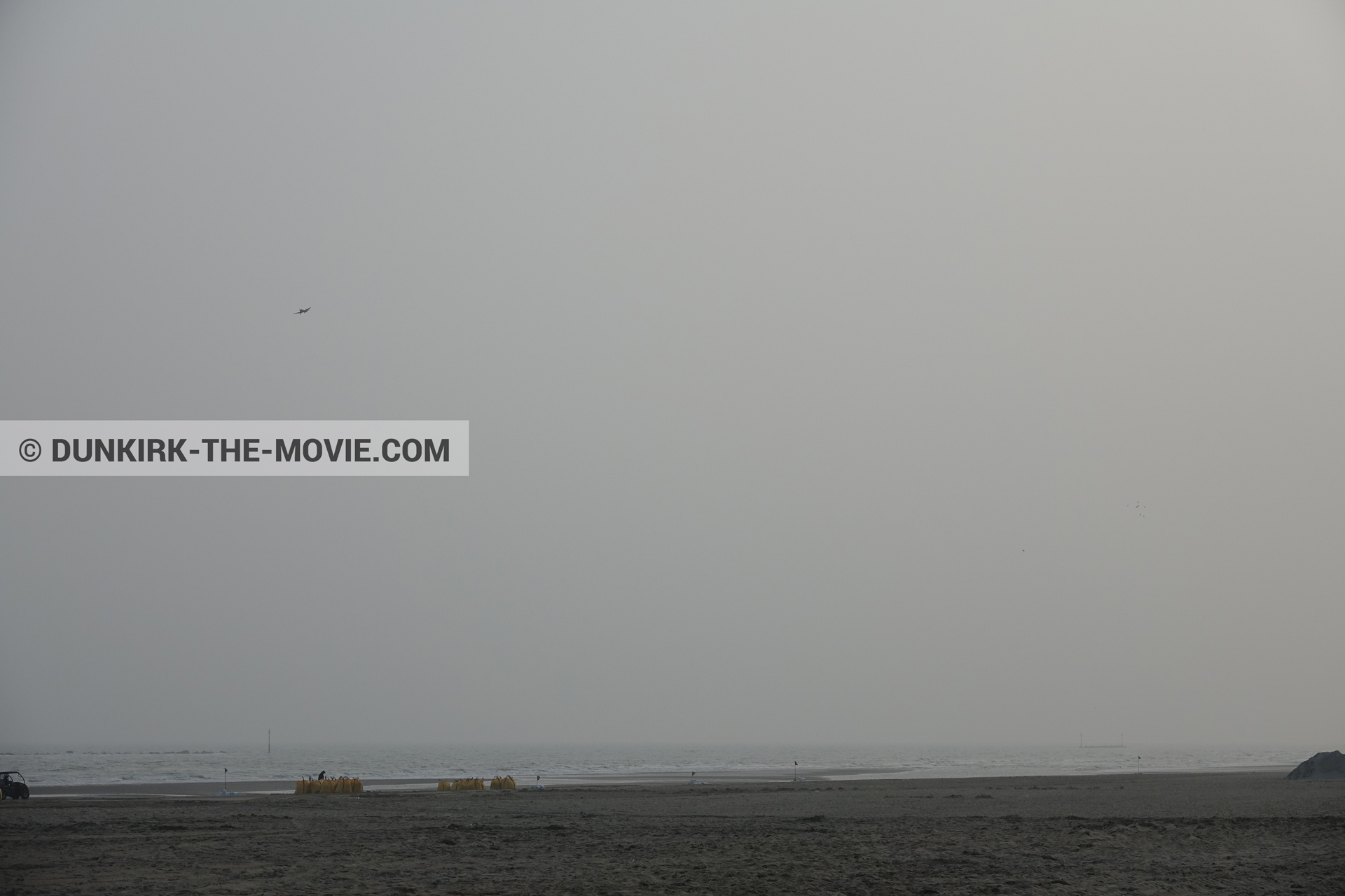 Fotos con avion, cielo gris, playa,  durante el rodaje de la película Dunkerque de Nolan