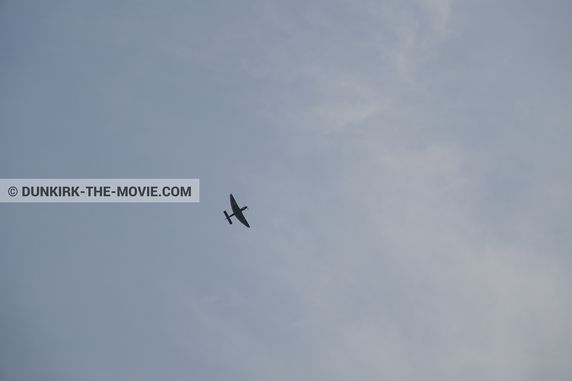 Photo avec avion, ciel nuageux,  des dessous du Film Dunkerque de Nolan