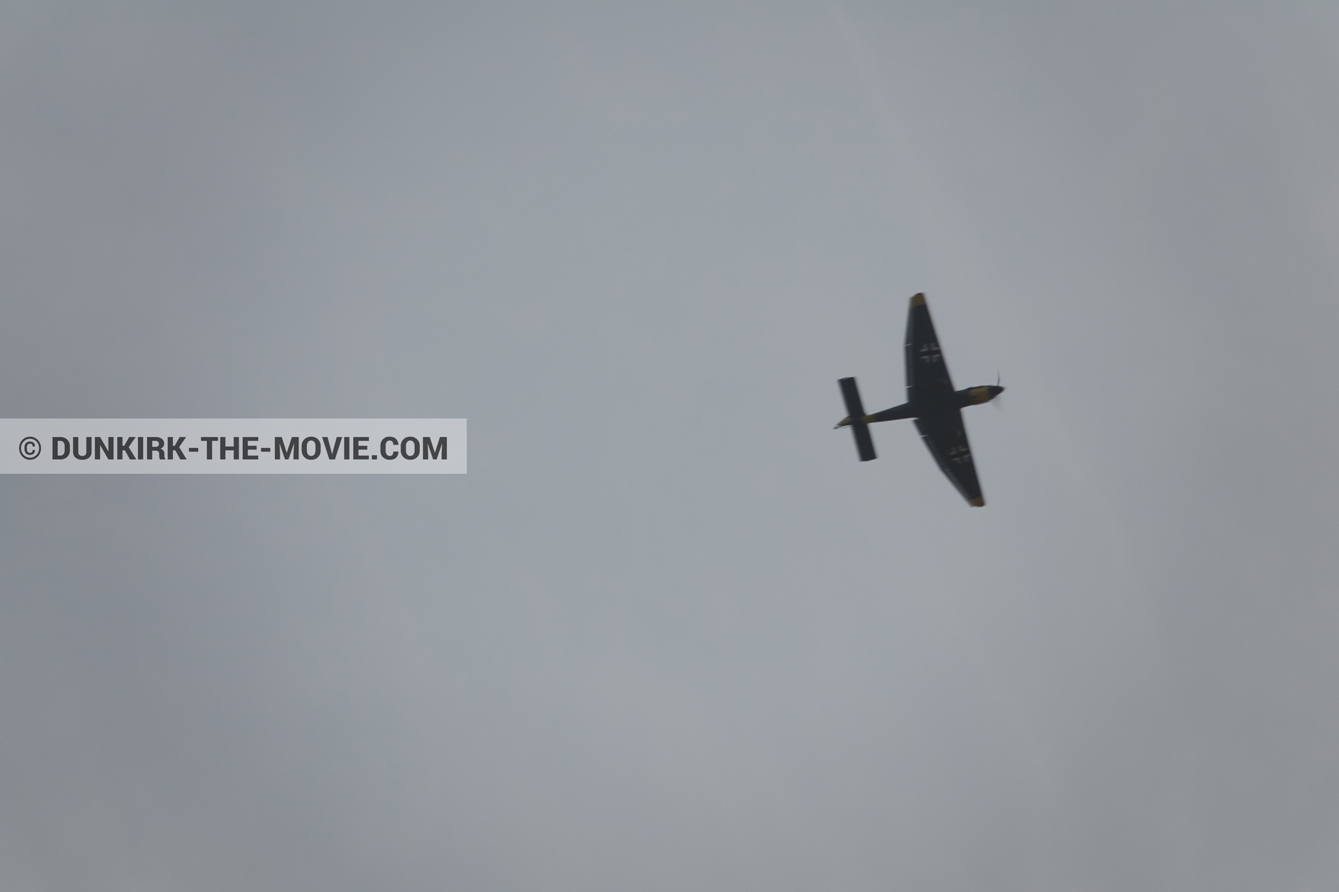 Fotos con avion, cielo gris,  durante el rodaje de la película Dunkerque de Nolan