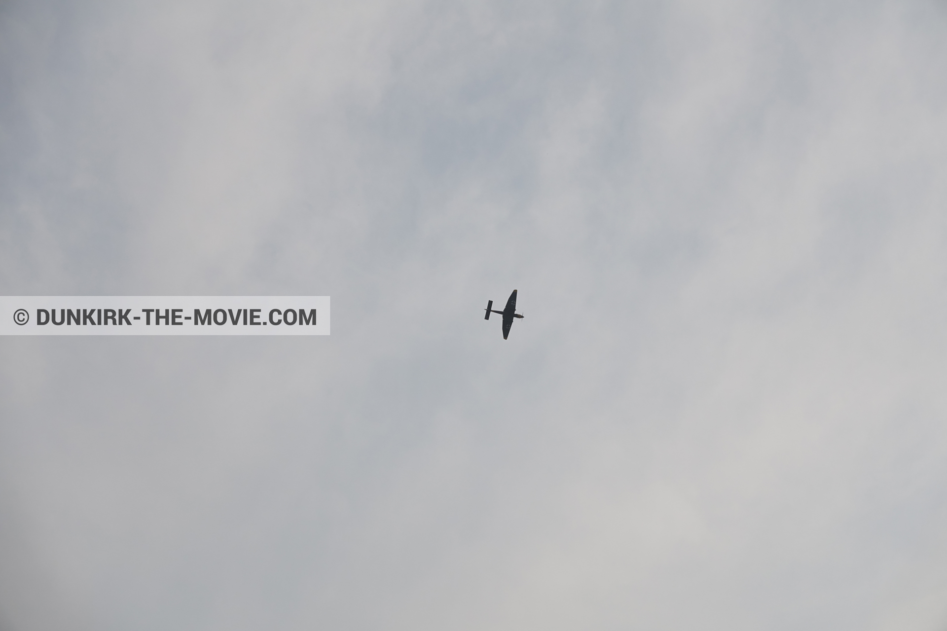 Fotos con avion, cielo nublado,  durante el rodaje de la película Dunkerque de Nolan