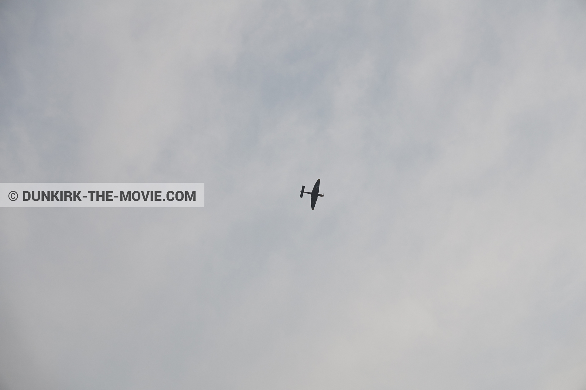 Photo avec avion, ciel nuageux,  des dessous du Film Dunkerque de Nolan