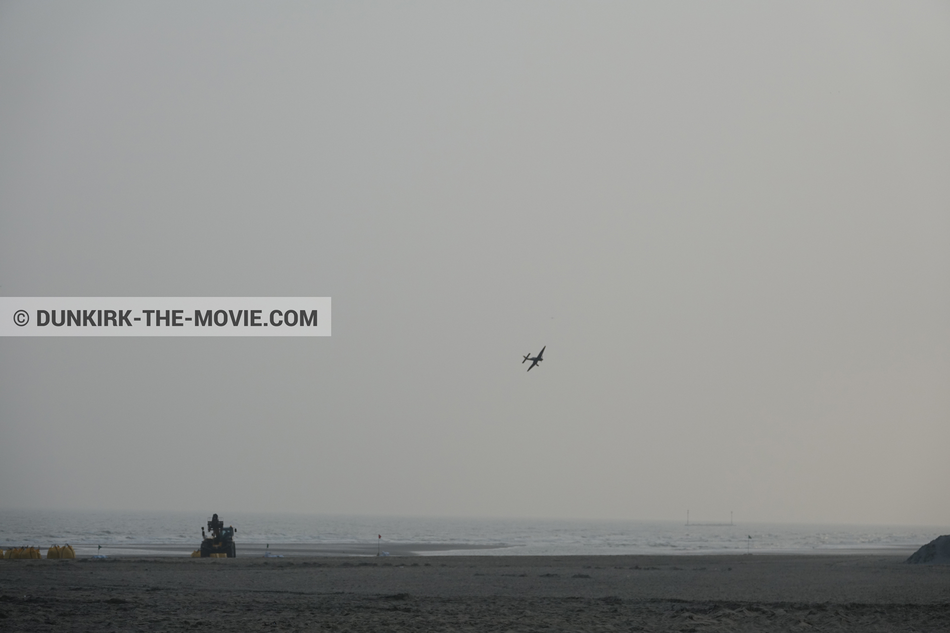 Photo avec avion, ciel gris, plage,  des dessous du Film Dunkerque de Nolan