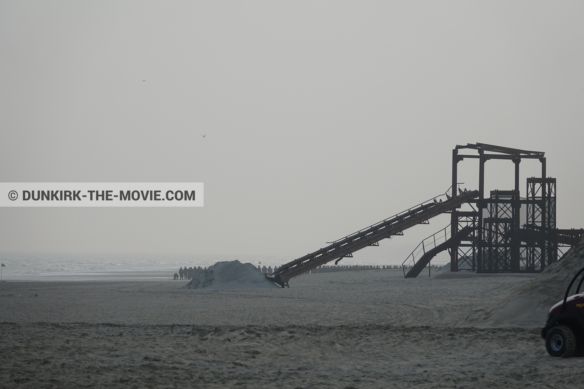 Fotos con cielo gris, decoración, extras, playa,  durante el rodaje de la película Dunkerque de Nolan