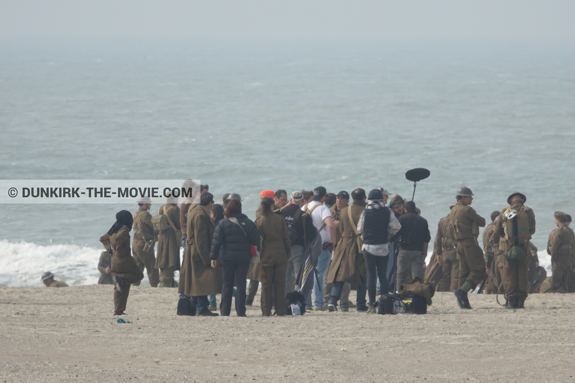 Photo avec figurants, plage, Ã©quipe technique,  des dessous du Film Dunkerque de Nolan