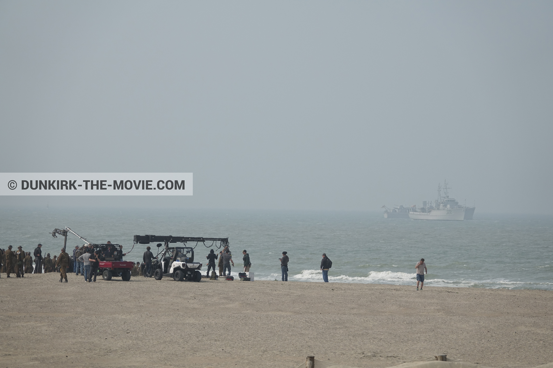 Fotos con cielo gris, extras, playa,  durante el rodaje de la película Dunkerque de Nolan