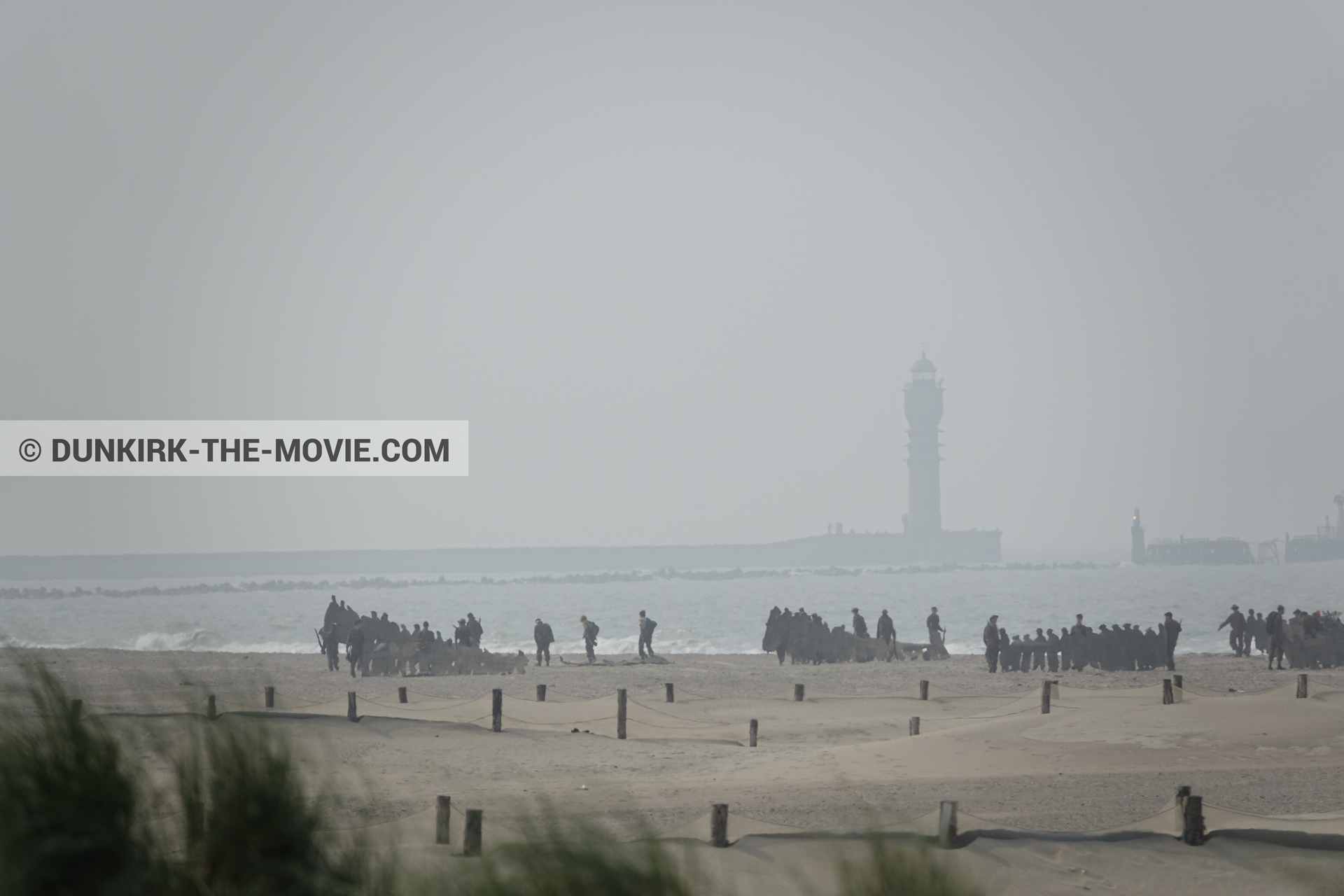 Photo avec ciel gris, figurants, phare de St Pol sur Mer, plage,  des dessous du Film Dunkerque de Nolan