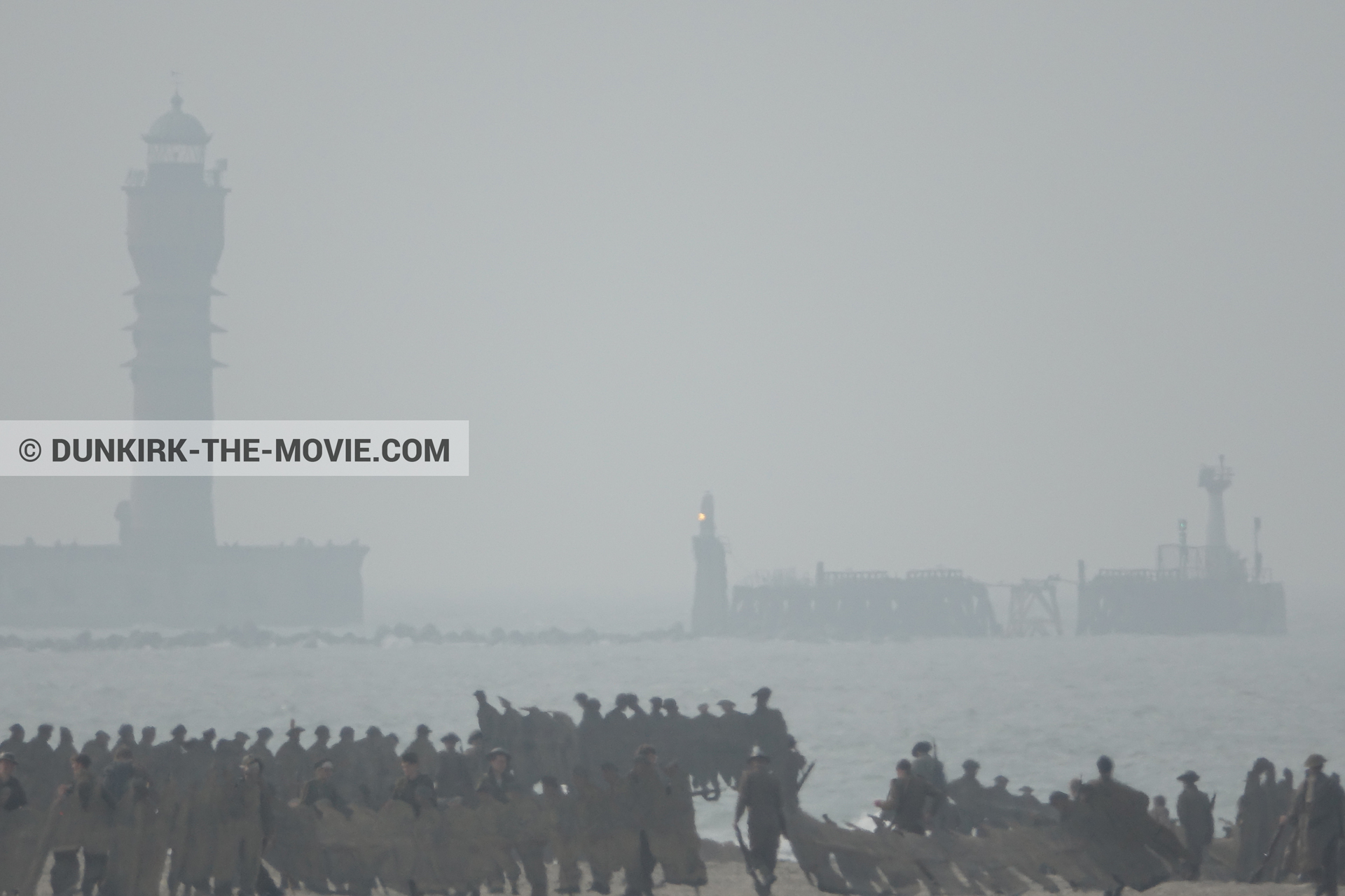 Photo avec ciel gris, figurants, phare de St Pol sur Mer, plage,  des dessous du Film Dunkerque de Nolan