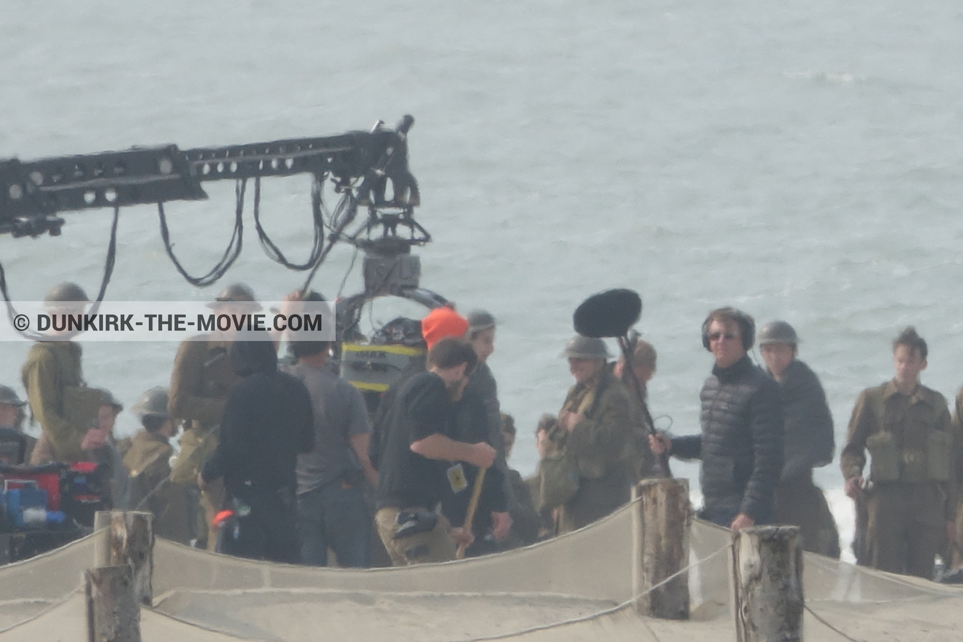 Picture with IMAX camera, supernumeraries, beach, technical team,  from behind the scene of the Dunkirk movie by Nolan