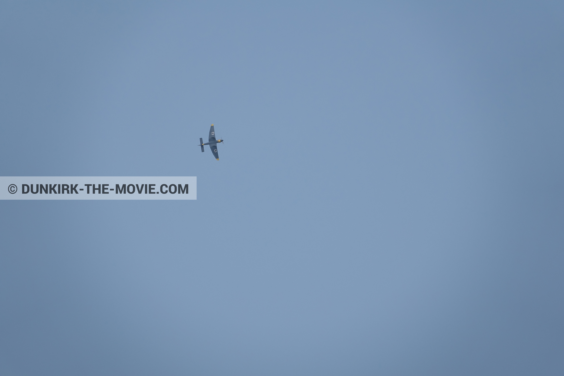 Fotos con avion, cielo azul,  durante el rodaje de la película Dunkerque de Nolan