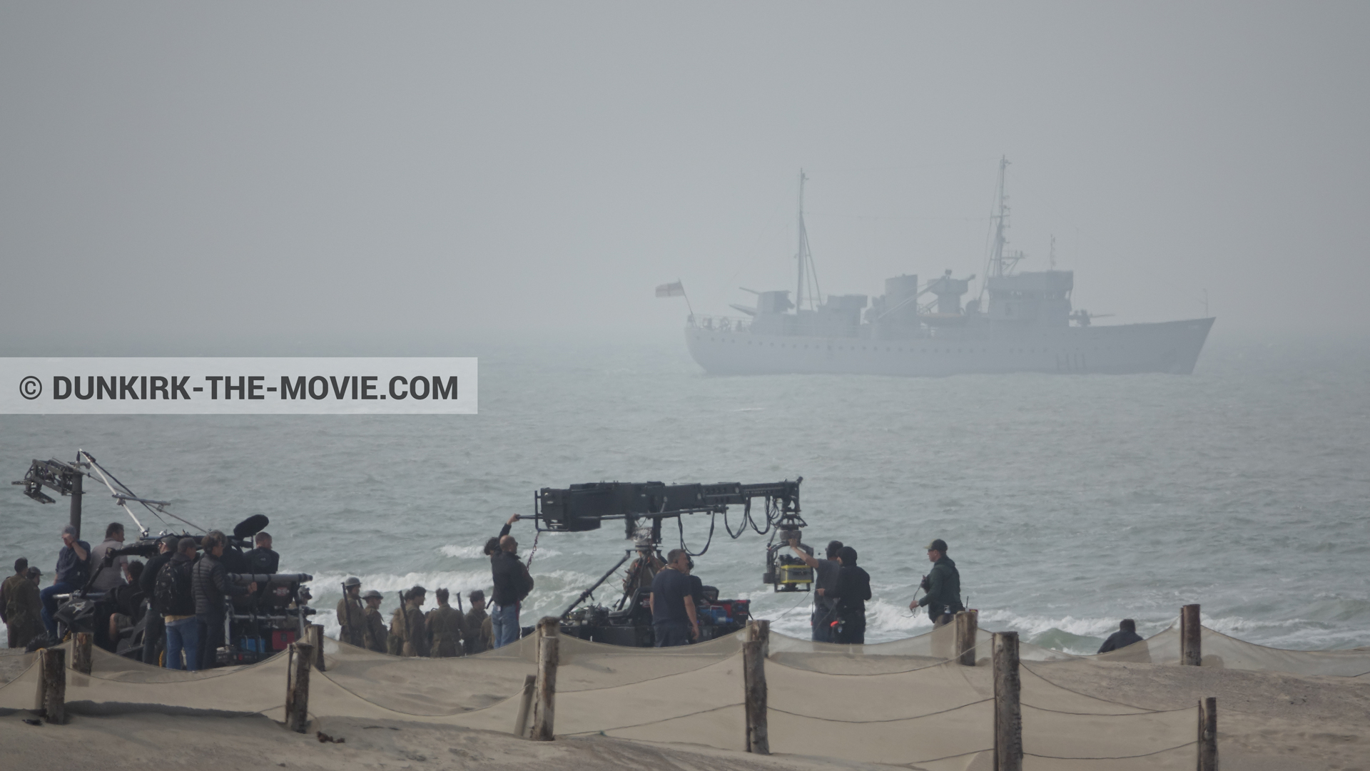 Photo avec figurants, plage, Ã©quipe technique,  des dessous du Film Dunkerque de Nolan