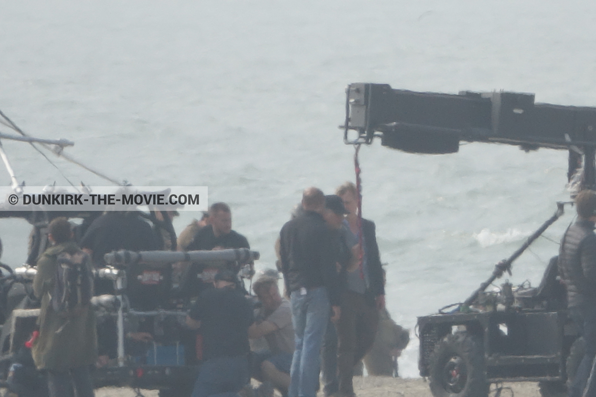 Photo avec figurants, plage, équipe technique,  des dessous du Film Dunkerque de Nolan