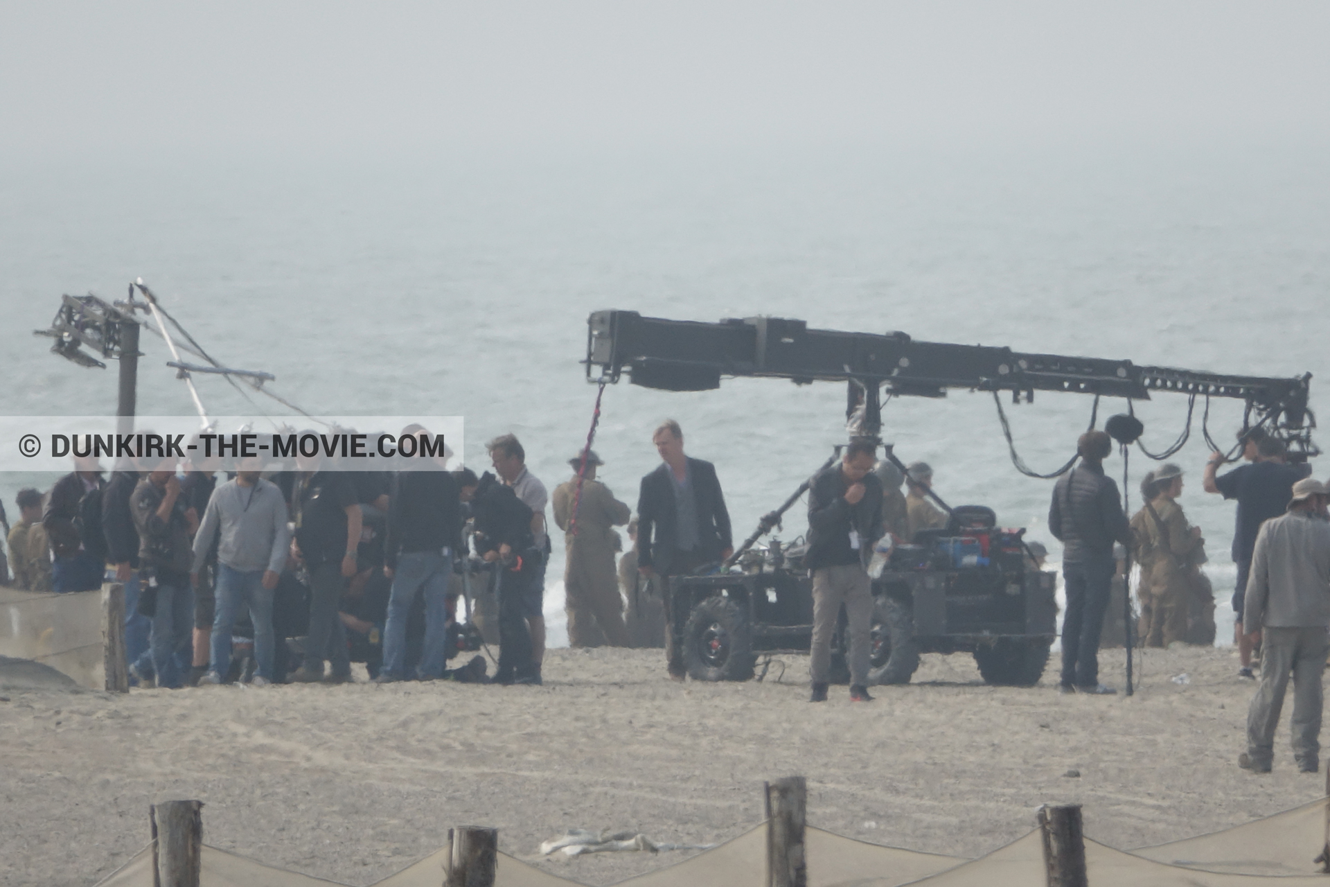 Photo avec figurants, plage, Ã©quipe technique,  des dessous du Film Dunkerque de Nolan