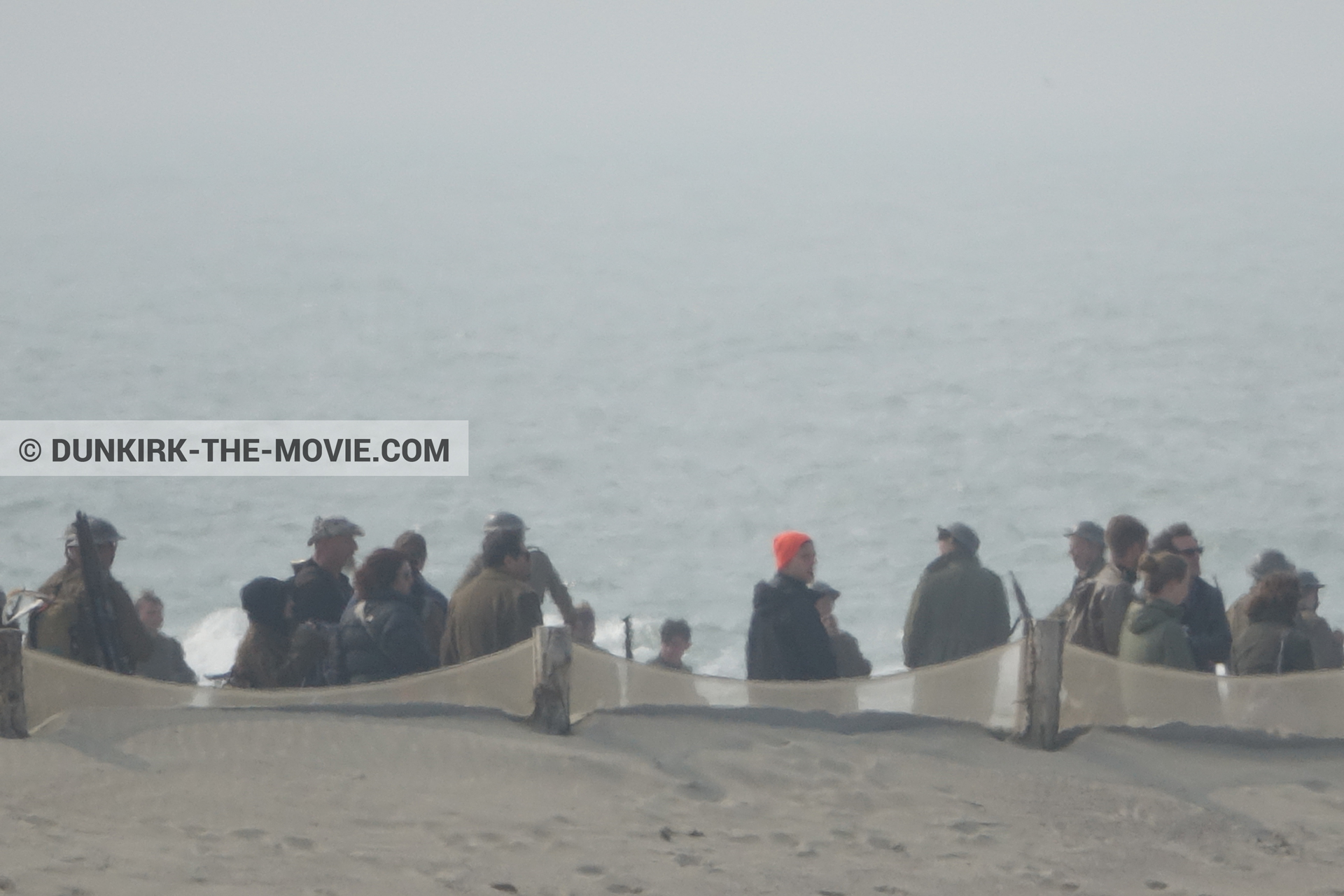 Fotos con cielo gris, extras, playa, equipo técnica,  durante el rodaje de la película Dunkerque de Nolan
