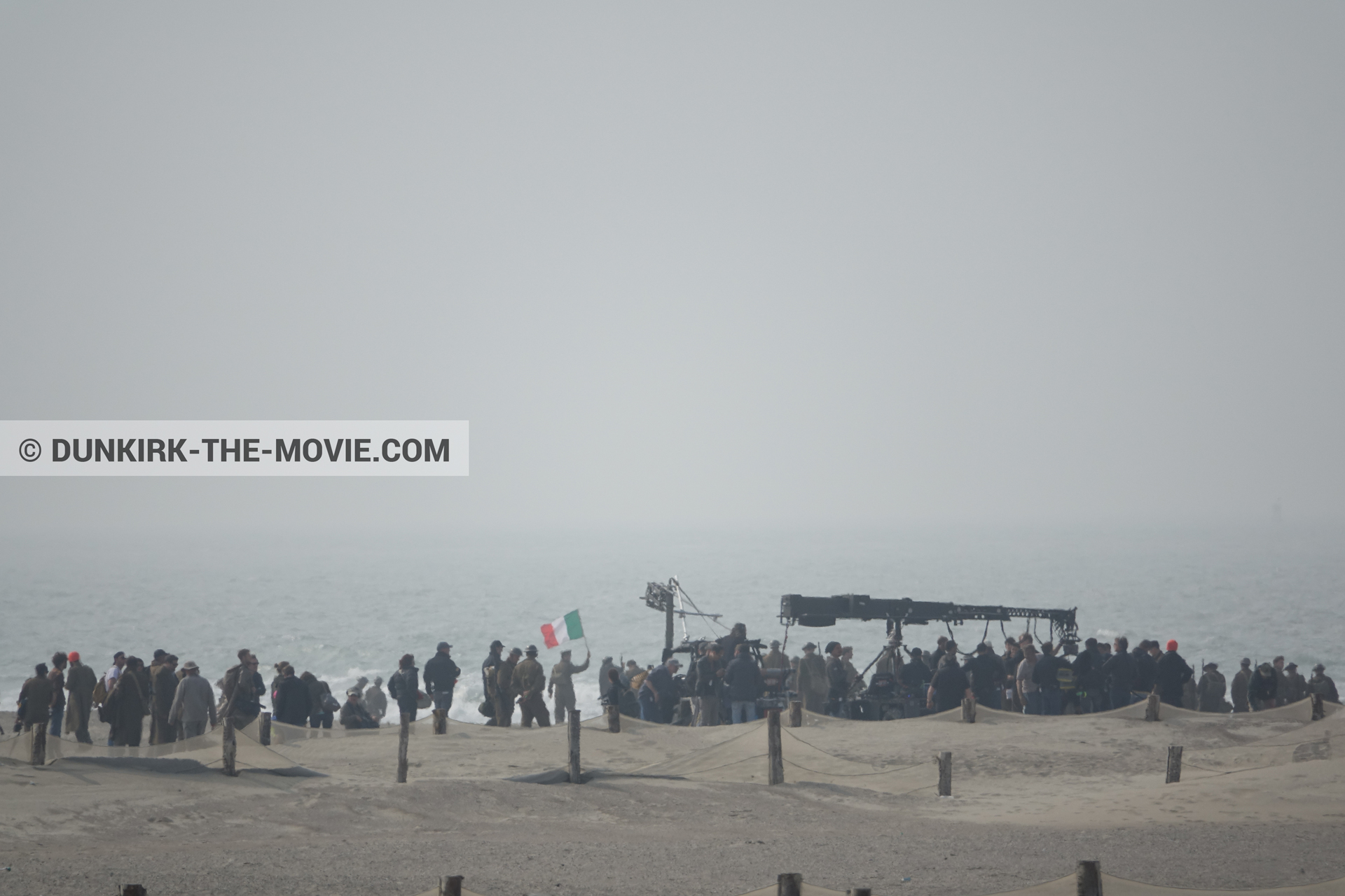 Photo avec ciel gris, figurants, plage,  des dessous du Film Dunkerque de Nolan