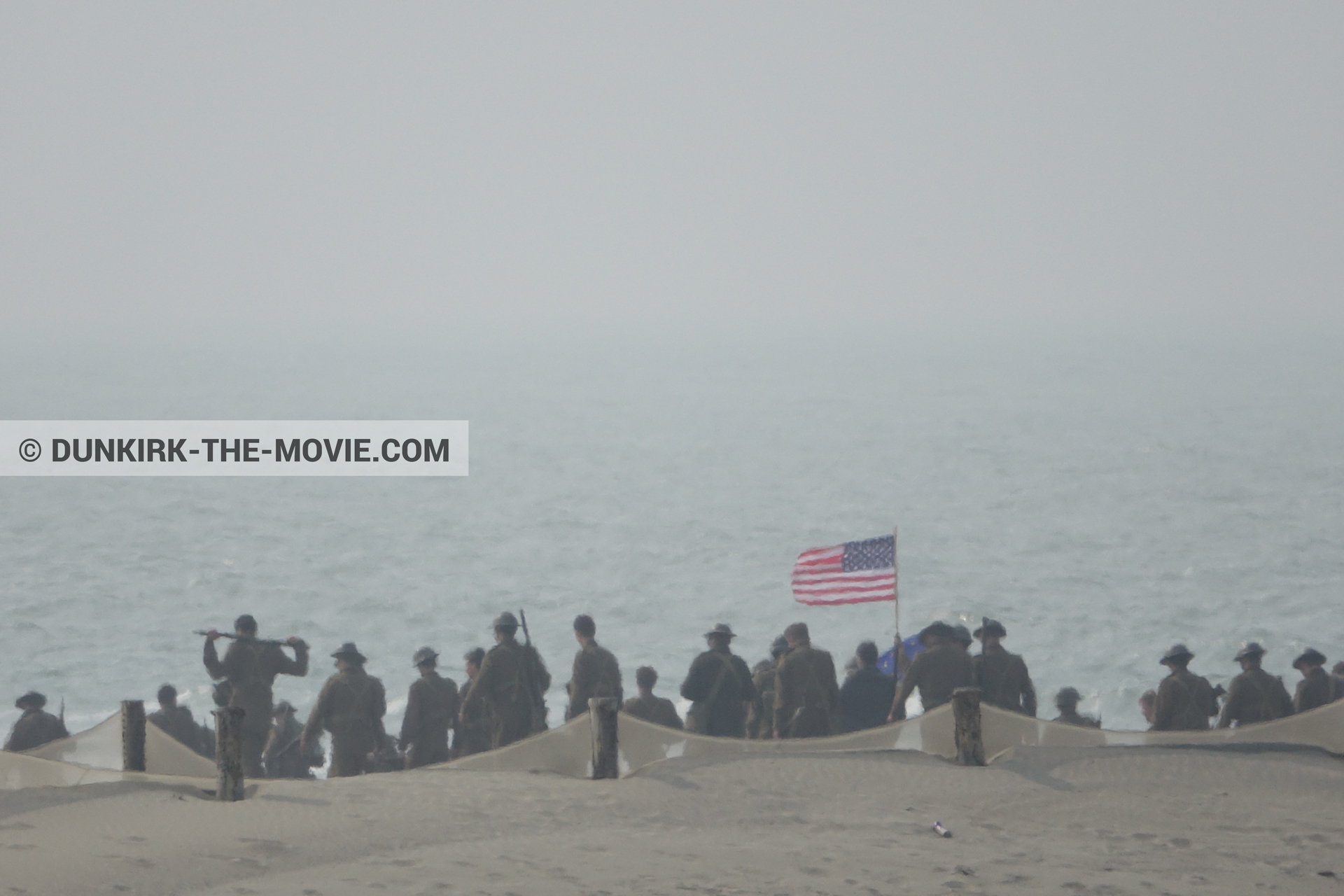 Fotos con cielo gris, extras, playa,  durante el rodaje de la película Dunkerque de Nolan